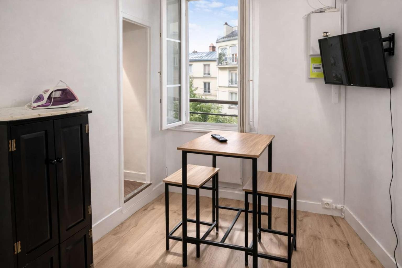 Parisien Grands Boulevards Couple Ou Solo Paris